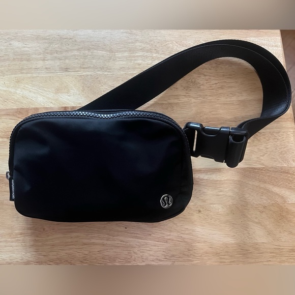 lululemon dark forest belt bag BNWT Lululemon Everywhere Belt Bag Color Medium and Dark Forest
